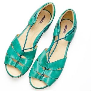 Earth Aloha Green Sandals Sz 10D Wide